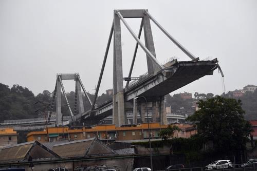 이탈리아 제노바에서 14일(현지시간) A10 고속도로의 모란디 다리가 무너져 수십명이 사망한 것으로 추정되고 있다.  [EPA=연합뉴스]