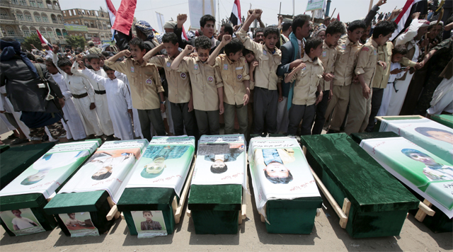 13일 오전 예멘 사다주 자흐얀 광장에서 열린 ‘사우디아라비아군의 예멘 통학버스 폭격 사건’ 희생자들의 합동 장례식에서  어린아이들이 사우디군을 비난하는 구호를 외치고 있다. 이번 폭격 사망자 51명 중 40명이 어린이다. 자흐얀=AP 뉴시스