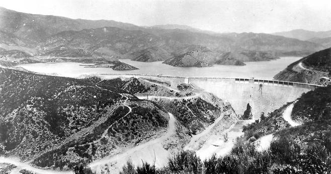 붕괴 사고 전인 1927년 세인트 프랜시스댐의 모습. 위키피디아