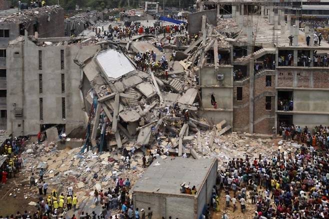 방글라데시 다카 근교의 의류공장 건물 ‘라나플라자’가 2013년 4월24일(현지시간) 붕괴해 구조 작업이 진행되고 있다.위키피디아