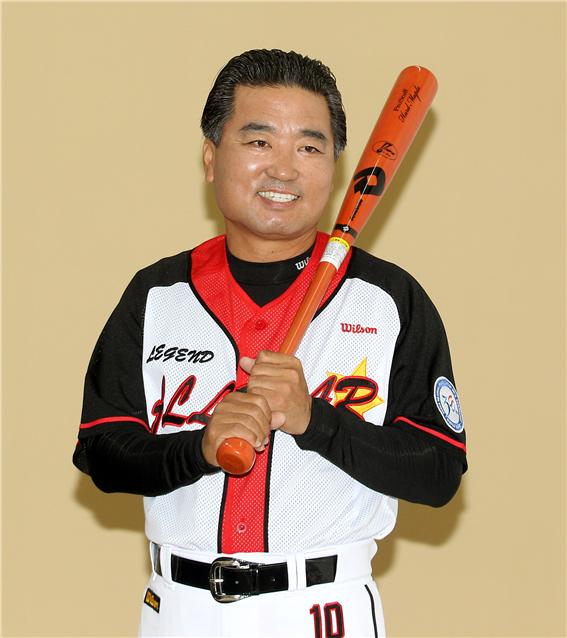 ▲ 프로 야구 30주년 기념 올스타 레전드 화보에서 장효조 전 삼성 2군 감독이 활짝 웃고 있다. ⓒ삼성 라이온즈