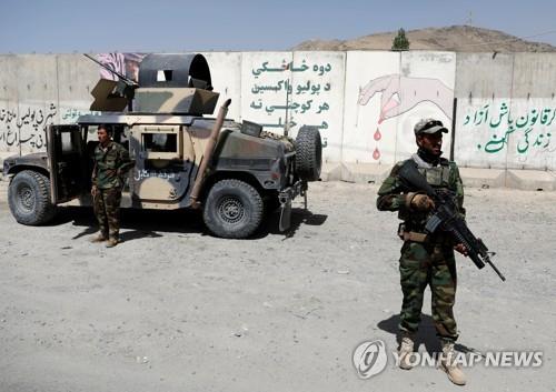 아프간 동부 가즈니를 경비하는 아프간 군인. [로이터=연합뉴스]