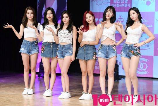 걸그룹 베리굿의 세형(왼쪽부터), 고은, 태하, 서율, 다예, 조현이 16일 오후 서울 청담동 일지아트홀에서 열린 첫 정규음반 ‘프리 트래블(FREE TRAVEL)’ 발매 기념 쇼케이스에서 포즈를 취하고 있다. / 조준원 기자 wizard333@
