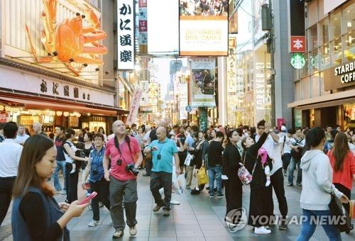 그림1 외국인 관광객들이 일본 오사카시 도톤보리 거리를 걷고 있다. 연합뉴스 자료사진