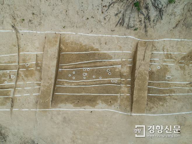 충북 옥천군에서 발견된 신라시대 고대 도로. 이 도로에는 수레바퀴 자국과 수레를 끌었던 짐승의 발자국도 뚜렷하게 남아있었다.|충북문화재연구원 제공