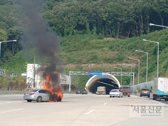 경기 의왕시 제2경인고속도로 안양방향 안양과천TG 인근을 지나던 BMW 320d에서 불이 붙어 타고있다.        (시민 제공)
