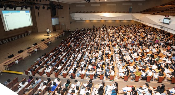 지난달 15일 서울 삼육대에서 열린 2019학년도 전국 적성고사 대학 연합 입시 설명회에 모인 학부모와 학생들이 설명을 듣고 있다. [뉴스1]