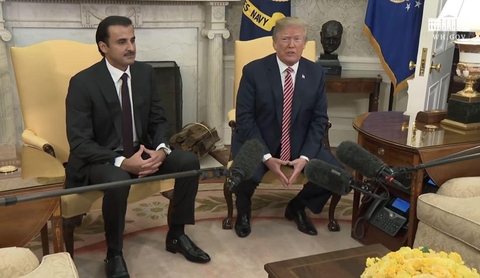 타밈 빈 하마드 알 타니(왼쪽) 카타르 국왕과 도널드 트럼프 미 대통령이 2018년 4월 11일 미  백악관에서 정상회담에 앞서 모두발언을 하고 있다. /백악관