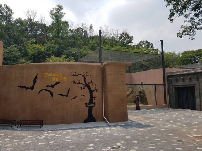 지난 5월 문을 연 서울동물원 야행관. 25억원을 들여 리모델링을 했다. 하지만 최신 생태 동물원과는 거리가 멀다는 평가를 받고 있다.