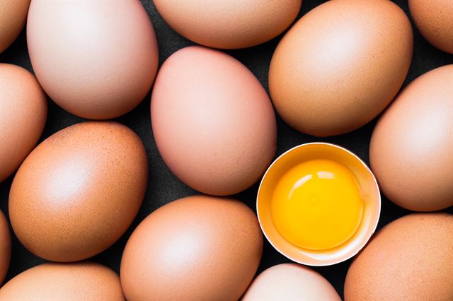 계란을 깔 때는 부엌 싱크대 상판 같은 평평한 바닥에 쳐야 깨끗하고 크게 금이 가서 내용물에 상처를 덜 입힐 수 있다. 게티이미지뱅크