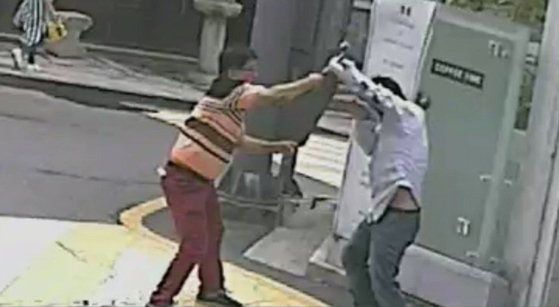 '궁중족발 망치폭행사건' 당시의 CCTV 화면. [건물주 이모씨 페이스북 캡처]