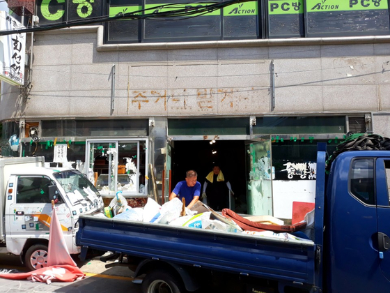 지난 11일 서울 체부동 태성빌딩 1층 궁중족발 음식점 자리를 건물주측이 철거하고 있다. 김영주 기자