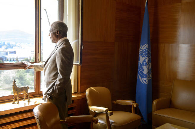 △평생을 전쟁을 막고 평화를 위해 바친 코피 아난 전 국제연합(UN) 사무총장이 80세의 나이로 별세했다. 사진은 2012년 제네바에 있는 자신의 사무실에서 창밖을 바라보고 있는 아난 전 총장. [사진=AFP제공]
