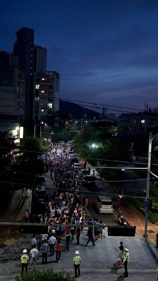 경기도 안양시 연현마을 주민들이 아스콘공장 이전을 요구하는 촛불집회를 열고 있다. 연현마을 주민대책위 제공
