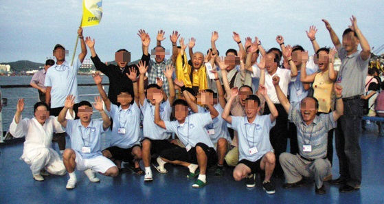 2003년 7월 전국 12개 소년원에서 선발된 모범 소년원생들이 일본 문화체험에서 부산항으로 돌아오는 여객선 위에서 기념촬영을 하고 있다. 김 순경도 당시 충주소년원 모범 소년원생 자격으로 함께 했다. [사진 삼중 스님]