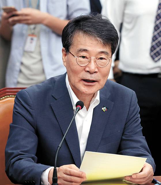 장하성 청와대 정책실장이 지난 6월 20일 오전 서울 여의도 국회에서 열린 고위당정청협의회에서 모두발언을 하고 있다. 뉴스1