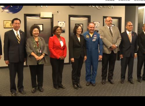 차이잉원 총통(좌측 4번째) NASA 방문[대만총통부 사진 캡처]