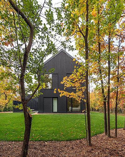 5인 가족을 위한 별장은 낙엽수와 침엽수에 둘러싸여 있으며, 자연과 조화를 이루고 있다. /ⓒShai Gil