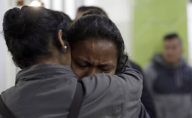 베네수엘라 여성이 17일(현지시간) 콜롬비아 루미차카 시에서 에콰도르로의 입국이 거부된 직후 울음을 터뜨리고 있다. 루미차카|AP연합뉴스