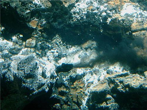 생명의 기원 열수구. 뜨거운 물이 검은 연기처럼 피어오르는 장면 [자료사진] [출처:미국항공우주국/제트추진연구소]