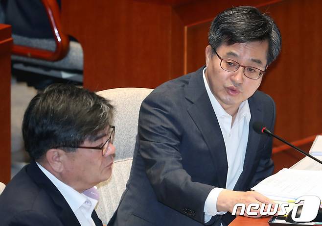 김동연 경제부총리 겸 기획재정부 장관이 22일 오전 서울 여의도 국회 예산결산특별위원회 전체회의에서 의원들의 질의에 답하고 있다. 2018.8.22/뉴스1 © News1 박정호 기자
