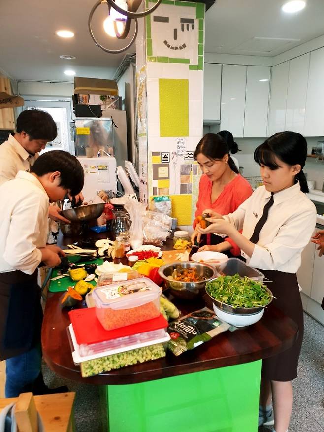 이현주 한국 고기없는월요일 대표(오른쪽 두 번째)가 채식에 관심 많은 중학생들과 함께 직접 채식 요리를 하며 먹거리 교육을 하고 있다. 이현주 대표 제공.