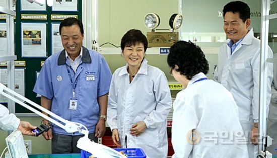 2013년 8월16일 세일전자를 찾은 박근혜 대통령이 회사 관계자들과 이야기를 나누고 있다. 청와대 제공