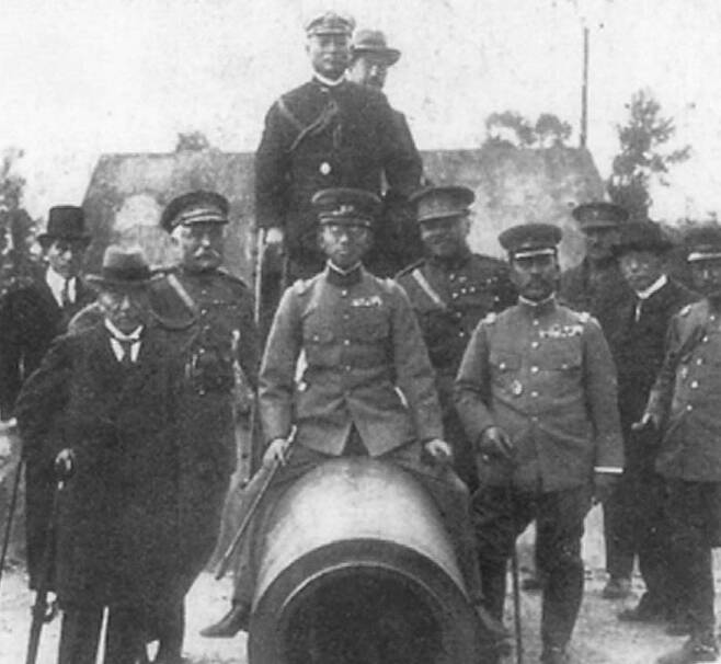 히로히토 일왕이 1차 세계대전 당시인 1921년 프랑스를 방문해 대포 위에 올라타 있다.  연합뉴스