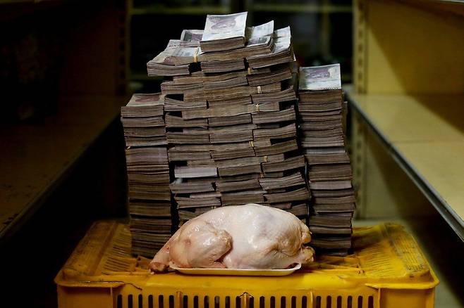 2.4㎏ 나가는 닭 한 마리를 수도 카라카스에서 사려면 1460만 볼리바르가 있어야 한다. 그런데 롤린스 기자는 미국에서는 2.22달러(약 2483원)만 든다고 약간 믿기지 않는 얘기를 했다.