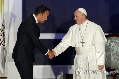 레오 바라드카르 아일랜드 총리와 인사하는 프란치스코 교황(오른쪽)  [AP=연합뉴스]