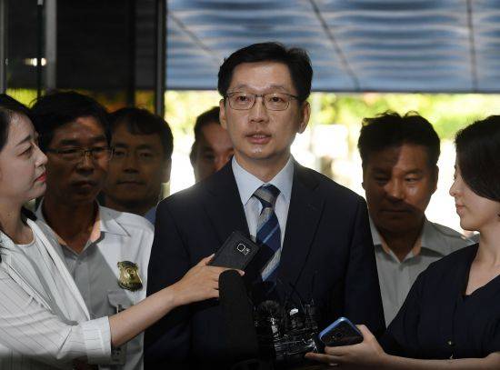 '드루킹 여론조작 연루 의혹' 김경수 경남지사가 지난 17일 오전 서울 서초구 서울중앙지방법원에서 열린 영장실질심사에 출석하며 기자들의 질문에 답변하고 있다. 이병주 기자