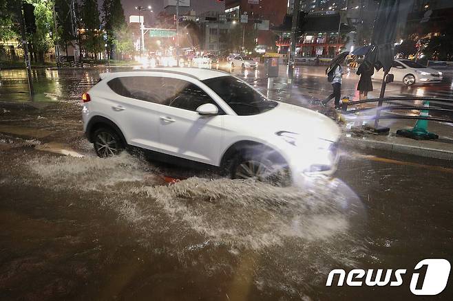 서울에 호우경보가 내려진 28일 오후 서울 종각역에서 차량들이 침수된 도로를 뚫고 달리고 있다. 2018.8.28/뉴스1 © News1 신웅수 기자