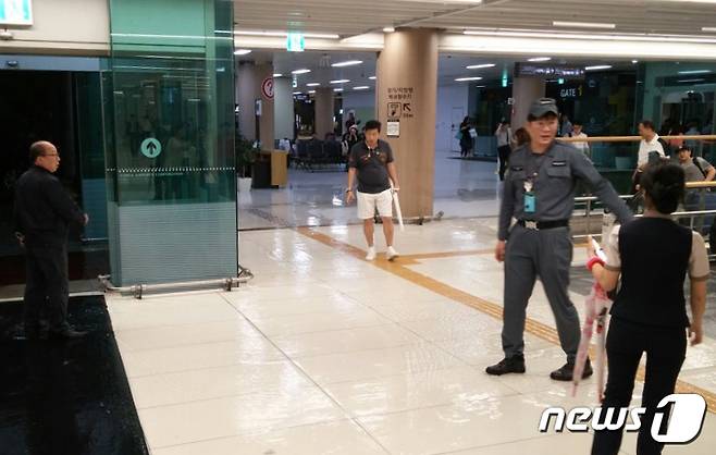 서울에 호우경보가 내려진 28일 서울 강서구 김포공항 대합실 입구에 물이 들어차 있다. (독자 제공) 2018.8.28/뉴스1