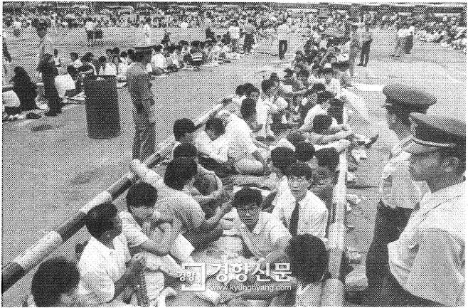 1989년 8월28일 추석 귀성열차표 예매객들이 새벽부터 밤늦게까지 용산역광장에서 장사진을 이루고 있다. 경향신문 자료