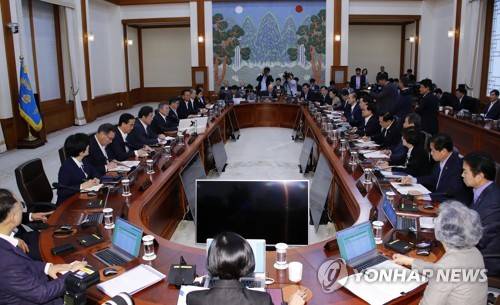 문 대통령, '국무위원들께' (서울=연합뉴스) 배재만 기자 = 문재인 대통령이 28일 오전 청와대에서 열린 국무회의를 주재하고 있다. scoop@yna.co.kr (끝)