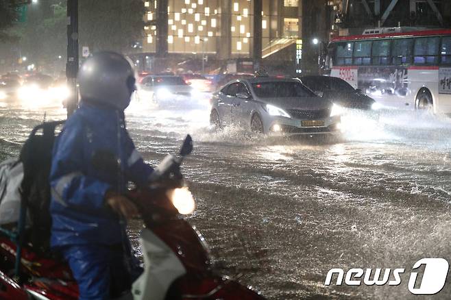 서울에 호우경보가 내려진 28일 오후 서울 종각역에서 차량들이 물에 잠긴 도로를 달리고 있다. 2018.8.28/뉴스1 © News1 신웅수 기자