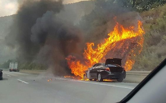 20일 경북 문경시 불정동 중부내륙고속도로에서 달리던 BMW 중형세단 520d 차량에서 불이 나고 있다.이 차량은  /문경소방서 제공