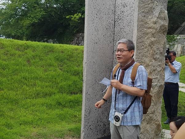 국치길 걷기 행사 진행을 맡은 서해성 서울시 3.1운동100주년 기념사업 감독이 본격적인 걷기에 앞서 행사 취지를 설명하고 있다. /박순욱 기자