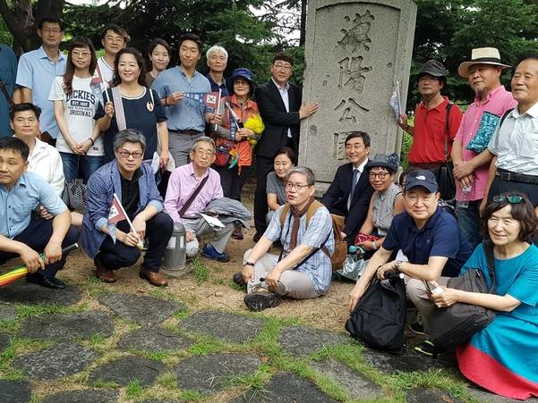 국치길 걷기 행사 도중 일제가 한양공원 조성을 기념해 세운 비석 앞에서 독립유공자 후손과 서울시민 등 참석자들이 기념사진을 찍고 있다. /박순욱 기자