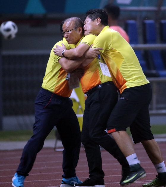 베트남 축구대표팀 스태프들이 아시안게임에서 베트남을 사상 첫 4강에 올려 놓은 박항서 감독(가운데)을 끌어안고 있다. [연합뉴스]
