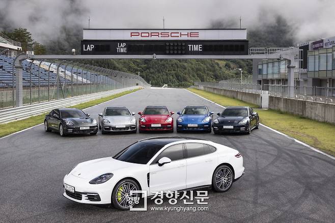 인제스피디움에 도열한 포르쉐 파나메라 모델들. 포르쉐코리아 제공