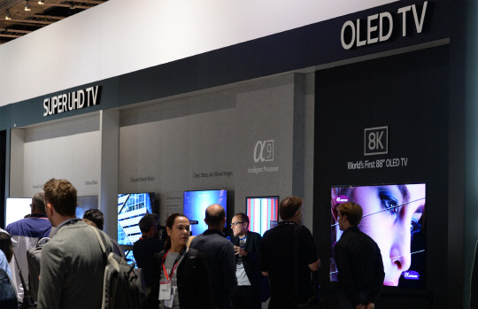 1일(현지시간) 독일 베를린에서 열린 IFA 2018에서 관람객들이 LG전자 8K 올레드 TV를 지켜보고 있다. 이 제품은 3300만개 자발광 화소를 앞세운 업계 최초의 8K OLED(유기발광다이오드) TV다. <LG전자 제공>