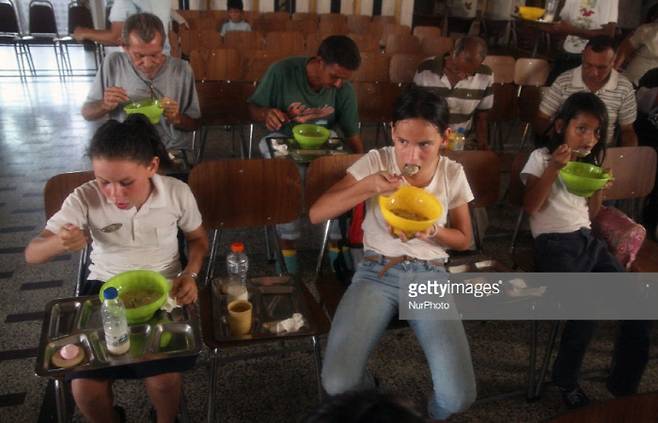 베네수엘라 아이들이 지난 6월27일 마라카이보의 한 교회에서 무료 급식을 먹고 있다. 게티이미지코리아