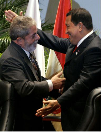 우고 차베스 전 베네수엘라 대통령(오른쪽)이 2006년 7월 4일 수도 카라카스에서 남미 6개국 정상회담에 참석한 루이스 이나시우 룰라 다 시우바 당시 브라질 대통령(왼쪽)과 포옹하려하고 있다. 카라카스|AP연합뉴스