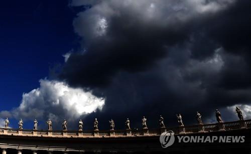 이달 2일(현지시간) 바티칸 성 베드로 광장 위로 검은 구름이 끼어 있다. [AFP=연합뉴스]
