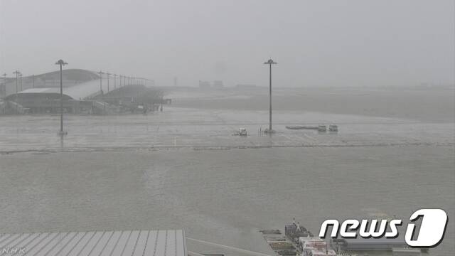 제21호 태풍 '제비'의 영향으로 활주로가 침수된 일본 오사카의 간사이 국제공항. 일본 국토교통성은 4일 오후 3시를 기해 공항을 폐쇄했다. (NHK 캡처) © News1