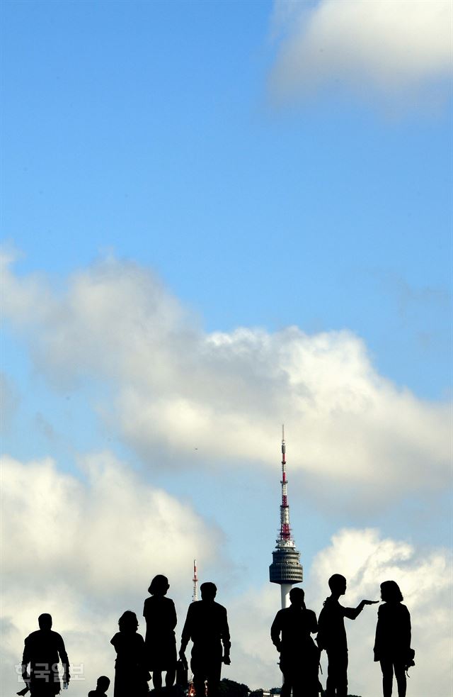 4일 오전 서울 용산구 국립중앙박물관에서 바라본 남산타워와 하늘이 맑고 청명한 가을 날씨를 보이고 있다. 배우한 기자