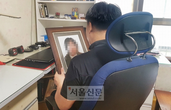 2015년 9월 아내의 죽음을 도운 정현우씨가 세 번째 기일을 열흘가량 앞둔 지난달 29일 영정 사진을 바라보고 있다.
