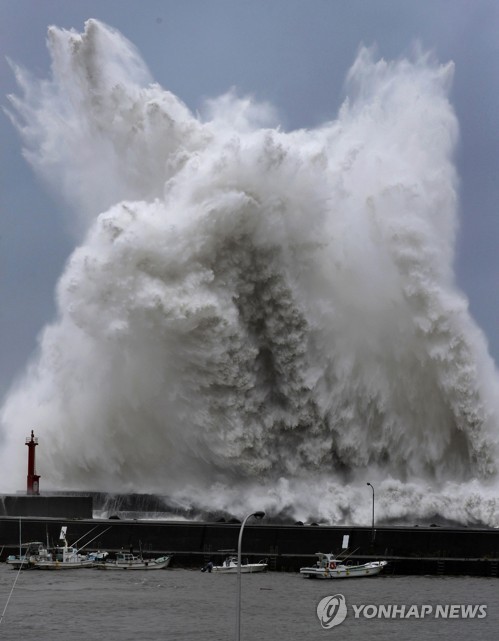 솟구치는 파도 (고치 교도=연합뉴스) 제21호 태풍 제비가 일본 남서부 지역을 상륙한 4일 고치(高知)현 아키(安藝)시의 항구 앞바다에서 거대한 파도가 솟구쳐 오르고 있다.  choinal@yna.co.kr (끝)