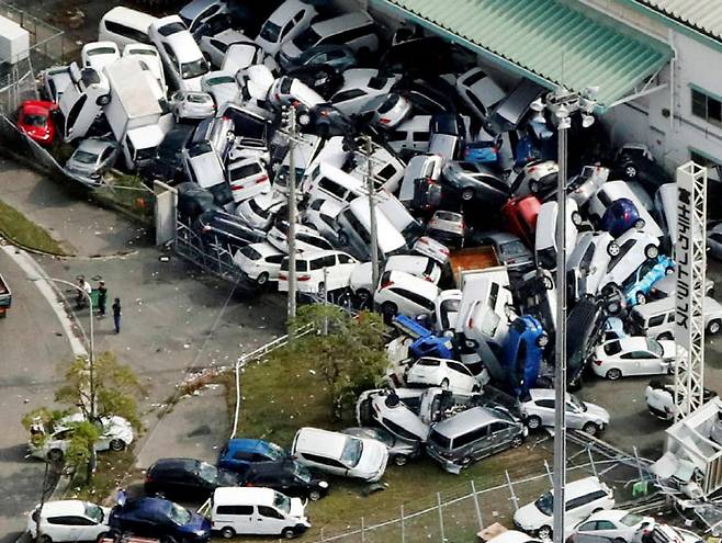 5일 일본 고베 지역에 태풍 제비 영향으로 파손된 차량들이 모여있다.｜로이터·연합뉴스